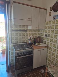 cucina con tavolo+2sedie+macchina del gas
