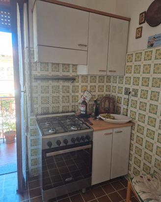 cucina con tavolo+2sedie+macchina del gas