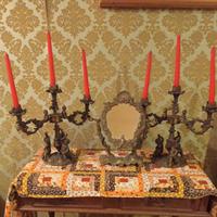 COPPIA CANDELABRI IN BRONZO E SPECCHIO IN BRONZO