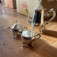 Teiera, vassoi, flute e brocca