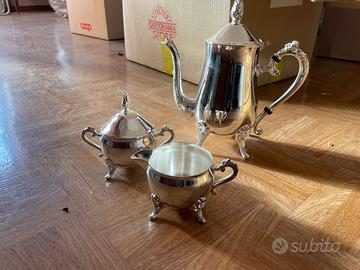 Teiera, vassoi, flute e brocca