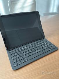 iPad (8th Generation Wi-Fi + Tastiera Logitech