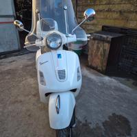 Piaggio Vespa GTS 300