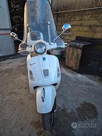 Piaggio Vespa GTS 300