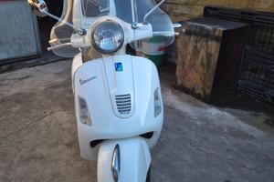 Piaggio Vespa GTS 300
