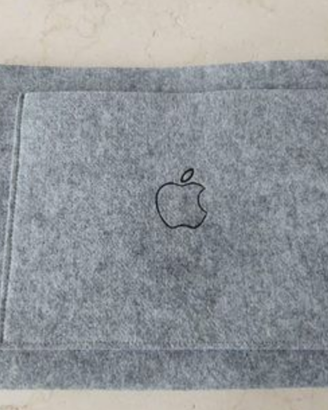 Vari accessori originali Apple per Macbook