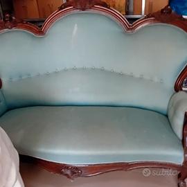 Divano di seta azzurra