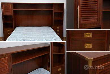 Letto con struttura in legno scuro a ponte