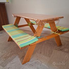 Tavolo picnic per bambini con panche e cuscini