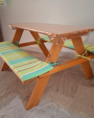Tavolo picnic per bambini con panche e cuscini