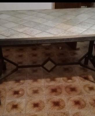 Tavolo in ferro battuto con piano piastrellato