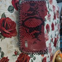 borsetta con tracolla rossa e nera