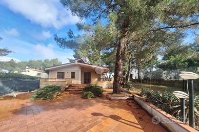 VILLA A SCHIERA D'ANGOLO A CASSANO DELLE MURGE