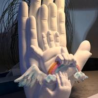 scultura mano famiglia