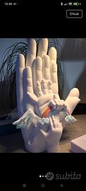 scultura mano famiglia