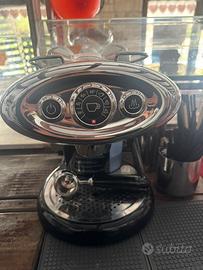 Macchina del caffe a cialde Illy