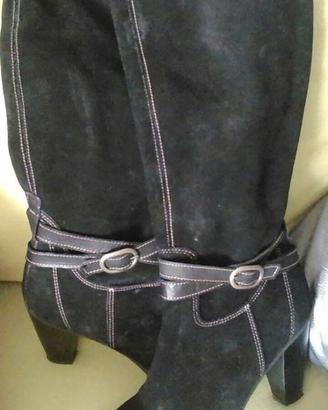 Stivali in camoscio di colore nero n.38 suola anti