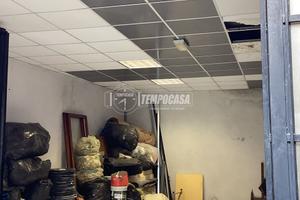 Ampio Magazzino , con ufficio
