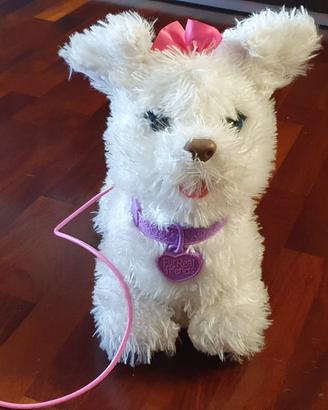 Cagnolina con guinzaglio che cammina e abbaia