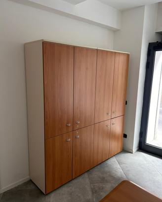 Armadio ufficio grande con ante e ripiani