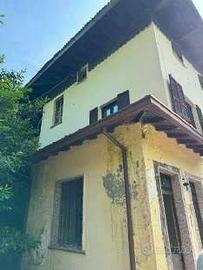 Immobile in asta di 559 m² con più di 5 locali a L