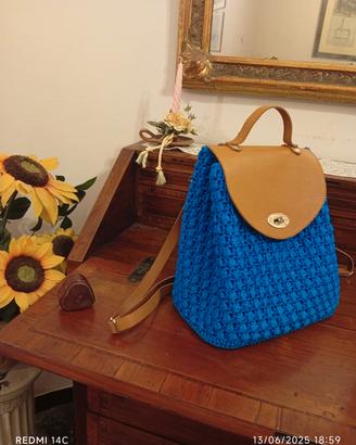 zaino da donna realizzato a mano a uncinetto 