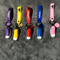 5 portachiavi scarpa sportiva nuovi gadget sneaker