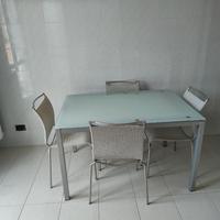 Tavolo da cucina piano in vetro e 4 sedie
