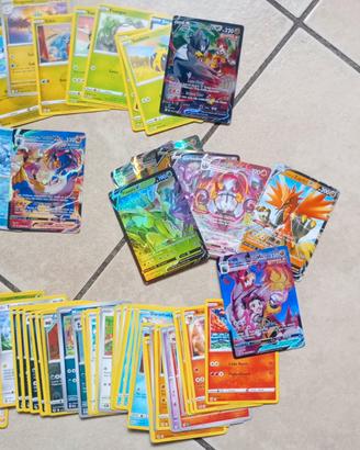 Lotto di 100 carte Pokemon (2 V/VMAX)