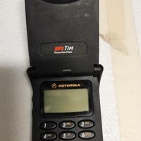 Telefonino Startac con caricabatteria.