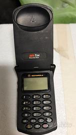 Telefonino Startac con caricabatteria.