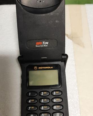 Telefonino Startac con caricabatteria.