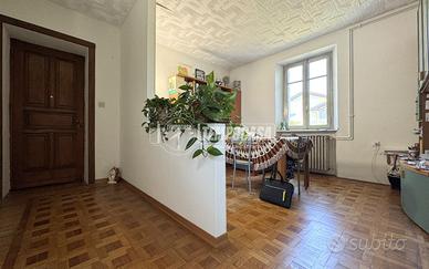 BIFAMILIARE INDIPENDENTE CON AMPIO GIARDINO E BOX