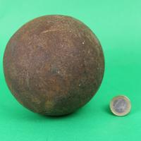 Pesante sfera in ghisa massiccia