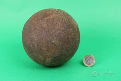 Pesante sfera in ghisa massiccia