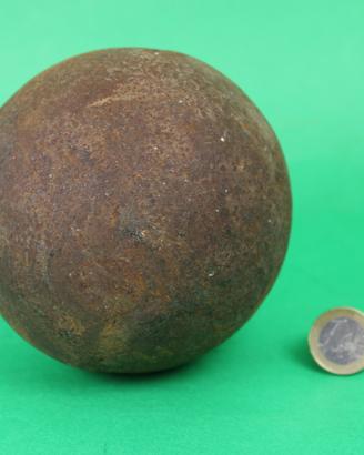 Pesante sfera in ghisa massiccia