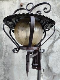 lampada da parete x esterno in ferro e vetro. 