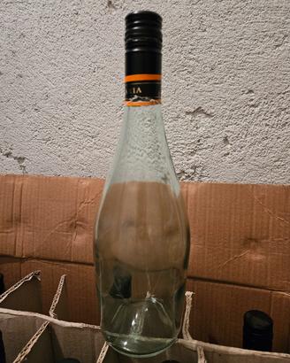 11 bottiglie trasparenti
