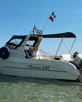 Barca BeC Energie 650 con motori fuoribordo