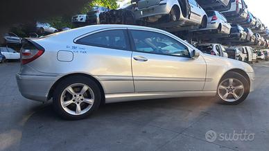 MERCEDES CLASSE C220 DEL 2005  SOLO PER RICAMBI