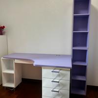 scrivania lilla ad angolo con libreria
