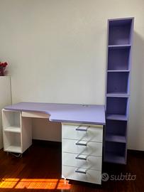 scrivania lilla ad angolo con libreria