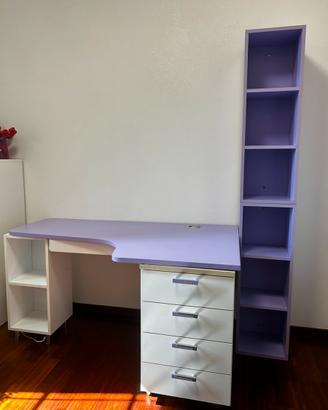 scrivania lilla ad angolo con libreria