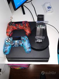 PS4 usata poco con 2 joystick e carica joystick - Console e