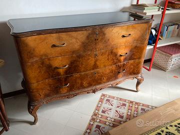 Cassettone antico con ripiano in vetro