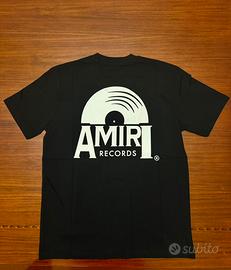 T-shirt nera con grande grafica sul retro