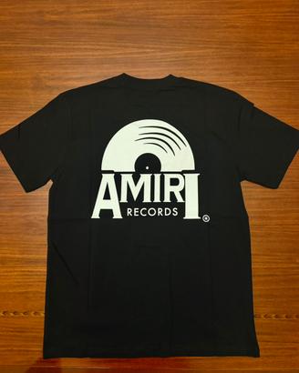 T-shirt nera con grande grafica sul retro