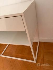 Comodino bianco con cassetto Vikhammer di Ikea