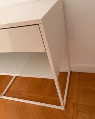 Comodino bianco con cassetto Vikhammer di Ikea