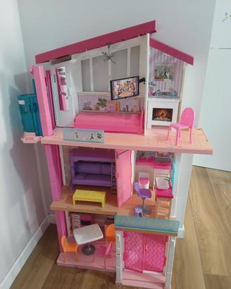 casa di Barbie a tre piani